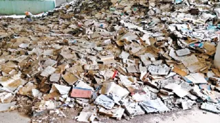 बिहार हिंदी ग्रन्थ अकादमी परिसर में बाढ़ में बर्बाद पुस्तकें। lजागरण