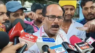 दरभंगा में मीडिया से मुखातिब राजद प्रत्याशी अनिल कुमार झा।