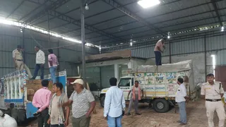 दरभंगा सदर थाना क्षेत्र के रानीपुर बेला स्थित गोदाम में शराब के कार्टन को लोड करते मद्यनिषेध के कर्मी। फोटो सौ. जागरण