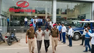 हापुड़ महिंद्रा शोरूम में मारपीट (एआई जेनरेटेड इमेज)