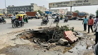 मानेसर आइएमटी चौक पर खुला गड्ढा बना खतरे का सबब ( एआई जेनरेटेड इमेज )