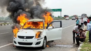 NH-48 पर धू-धू कर जली चलती Swift कार ( एआई जेनरेटेड इमेज )