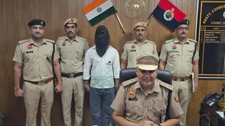आरोपित के बारे में मीडिया को जानकारी देते पुलिस अधिकारी।