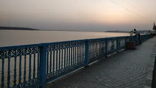 बड़े तालाब में कूदने जा रही युवती को गोताखोर ने बचाया (सांकेतिक तस्वीर)