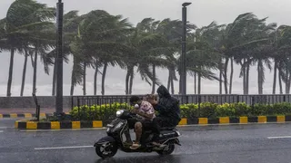 आंध्र तट से टकराने के बाद कमजोर पड़ा 'अर्णब (फोटो- एएनआई)