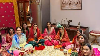 अर्णब तूफान के कारण चंद्र दर्शन न होने से असमंजस के बावजूद, महिलाओं ने समय पर पूजा कर व्रत का पारण किया।