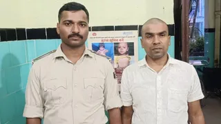 पूर्वी चंपारण के मोतिहारी में पुलिस की गिरफ्त में आरोपित सिपाही।