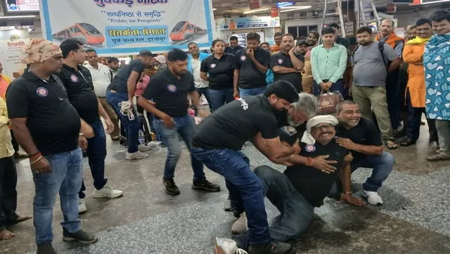 पीडीडीयू जंक्शन पर नुक्कड़ नाटक से भ्रष्टाचार के खिलाफ किया जागरूक