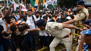 सड़क पर अभ्यर्थी