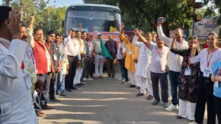 जिला कल्याण पदाधिकारी सुभाष चंद्र राजकुमार ने समाहरणालय परिसर से बस को हरी झंडी दिखाकर रवाना किया।