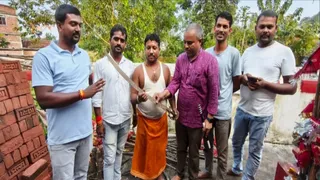 मानगढ में जमीन के अंदर से निकले तलवार को दिखाते ग्रामीण। (तस्वीर: शशि शेखर)
