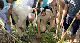 विभागीय टीम कर रही कांबिंग। जागरण