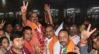 रमाबाई मतगणना स्थल पर कार्यकर्ताओं के साथ खुशी मनाते शिक्षक विधान परिषद सदस्य पद के विजेता उमेश द्विवेदी , साथ में उपस्थित भाजपा के स्नातक विधान परिषद सदस्य पद के प्रत्याशी अवनीश कुमार सिंह । जागरण