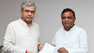 केंद्रीय रेल मंत्री अश्विनी वैष्णव से मुलाकात करते सांसद अतुल गर्ग। सौ. प्रतिनिधी