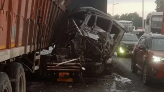 राठीवास फ्लाईओवर के निकट दो ट्रालों में हुई भिड़ंत के बाद क्षतिग्रस्त पिछला ट्राला। फोटो: सुधि पाठक