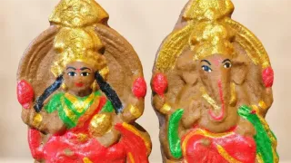 गोबर से बनी लक्ष्मी गणेश की मूर्ति।