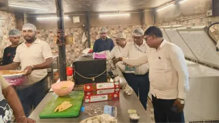 एक ही फ्रिज में मिले वेज-नॉनवेज
