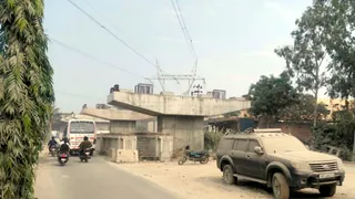 पंडित नगला बाइपास पर बनने वाले अधूरे आरओबी से ऊपर से गुजरती हाईटेंशन लाइन। जागरण