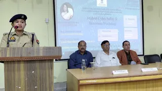 चौधरी चरण सिंह विश्वविद्यालय के लॉ डिपार्टमेंट में स्टूडेंट साइबर क्राइम पर जागरूकता अभियान के बारे में बतातीं साइबर क्राइम सीईओ सौम्या अस्थाना। जागरण