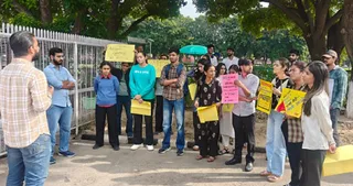 पीयू में गाड़ियों की एंट्री पर रोक की मांग को लेकर एकजुट हुए स्टूडेंट्स।