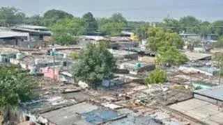 प्रशासन ने शहर की आखिरी बची स्लम काॅलोनी को हटाने की तैयारी कर ली है। (सांकेतिक फोटो)