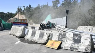 एलिवेटेड रोड पर बने वायाडक्ट में मिट्टी खिसकने से आई दरार।