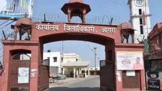 आगरा कलक्ट्रेट।