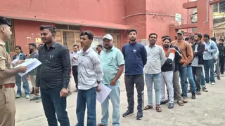 डीएस कॉलेज अलीगढ़ में प्रवेश करते अभ्यर्थी।