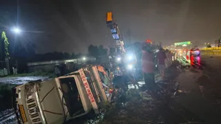 घायलों का इलाज मेडिकल कॉलेज दर्शन नगर में चल रहा है।