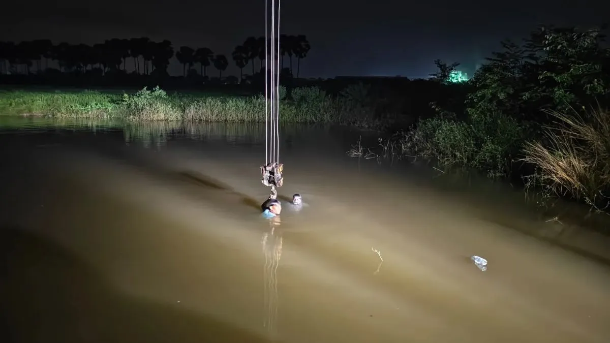 Banka Scorpio Accident Car Falls in Pond 1 Dead 4 Missing (2)