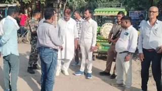 दरभंगा में मतगणना स्थल के बाहर जुटे कार्यकार्ता। जागरण