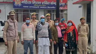 पुलिस गिरफ्त में आरोपित।
