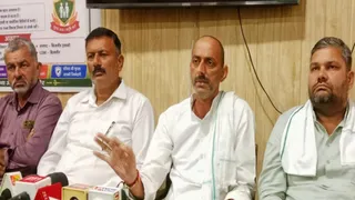 प्रेसवार्ता के दौरान भाकियू अराजनैतिक के नेता।