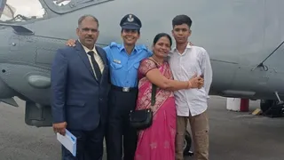 अपने माता-पिता और भाई के साथ मनीषा। सौ-स्वजन