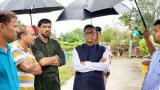 भाभी की अंत्येष्टि में पहुंचे मुख्य सचिव प्रत्यय अमृत। सौ-ग्रामीण
