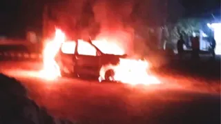 जलती हुई कार की प्रतीकात्मक तस्वीर।
