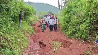भूस्खलन स्थल का मुआयना करने जाते मंत्री रवि नायक। (जागरण)