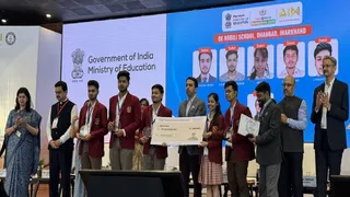 डिनोबिली स्कूल डिगवाडीह के छात्र-छात्राओं को एक लाख रुपये का चेक देकर सम्मानित करते केंद्रीय शिक्षा राज्य मंत्री जयंत चाैधरी। (फोटो सौजन्य)