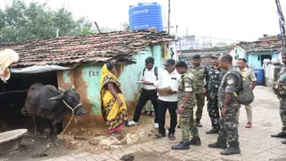 बाड़ामुड़ी में खटाल वालों को नोटिस देते धनबाद अंचल के कर्मचारी।(फोटो जागरण)