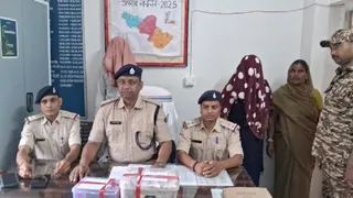 गिरफ्तार प्रेमी और उसकी पत्नी के साथ गिरिडीह पुलिस के पदाधिकारी। (फोटो जागरण)