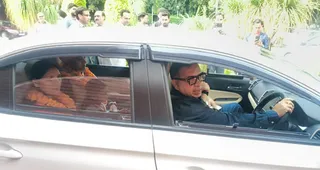 ड्राइवर यब्बू प्रसाद पांडे को विदाई देने खुद स्टेयरिंग संभाल घर छोड़ने पहुंचे आईएएस सुशील सारवान।