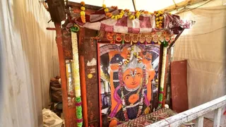 खड़े हनुमान के मंदिर पहुंची तकनीकी टीम।