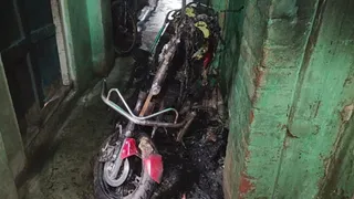 झाझा के पुरानी बाजार में आग से जलकर क्षतिग्रस्त हुआ इलेक्ट्रिक स्कूटर