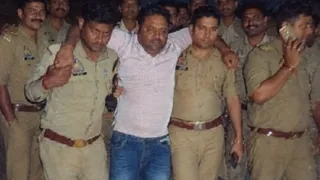 पुलिस मुठभेड़ में गिरफ्तार हत्यारोपी।