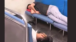 मुंबई लोकल ट्रेन में सोते हुए यात्रियों की तस्वीर। (सोशल मीडिया)।