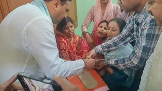 पश्चिम बंगाल सरकार की ओर से मृतक के स्वजन को आर्थिक सहायता के रूप में 25-25 लाख का चेक सौंपे।