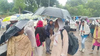PET 2026 : रिमझिम बारिश के बीच प्रयागराज के परीक्षा केंद्र पर जुटे अभ्यर्थी और अभिभावक। जागरण