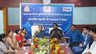 म्यूनिसिपल बॉंड जारी करने को लेकर हुई बैठक में महापौर सीता साहू, नगर आयुक्त यशपाल मीणा व अन्य। सौ-निगम