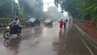 मौसम ने बदली करवट तो लगातार दूसरे दिन भी शुक्रवार को हो रही रिमझिम बारिश। जागरण