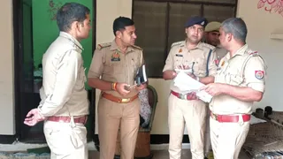 फॉरेंसिक टीम जांच में जुटी।